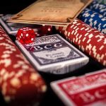 Kazino kortelės ir pokerio žetonai